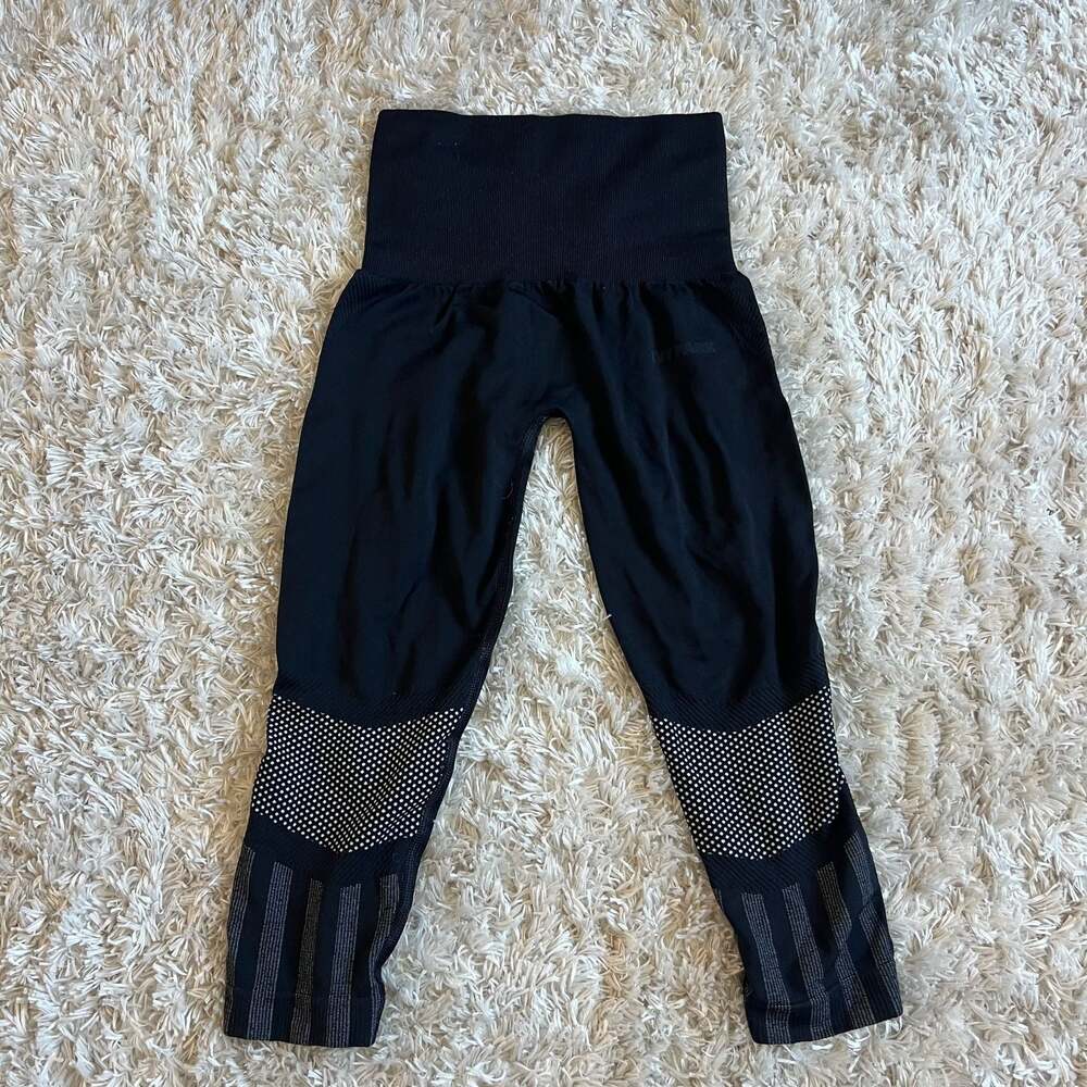 Ivy Park Seamless High-Waisted Black Capri Leggings